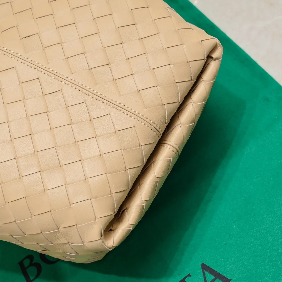 Batch 1500 #Bv 2023 new product Flip Flap tote bag, simple and practical tote body design, classic leather weaving, fully displaying Bv craftsmanship, and making the whole bag look more refined. The small zipper pocket can be placed inside the bag, or can be placed outside as a handbag seal. The versatile small tote [happy] is both fashionable and practical. It is suitable for a variety of occasions. It is made of top-grade happa lambskin. It is very soft and lightweight. The bag shape that can stand up without falling down is really nice. It is the first choice for fashion workers and expectant mothers. Size: 23x18.5x15, model: 7746